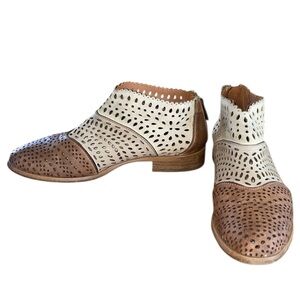 Sundance eyelet cut /perforated dual tone leather ankle boots. Size 38(7.5 US)
